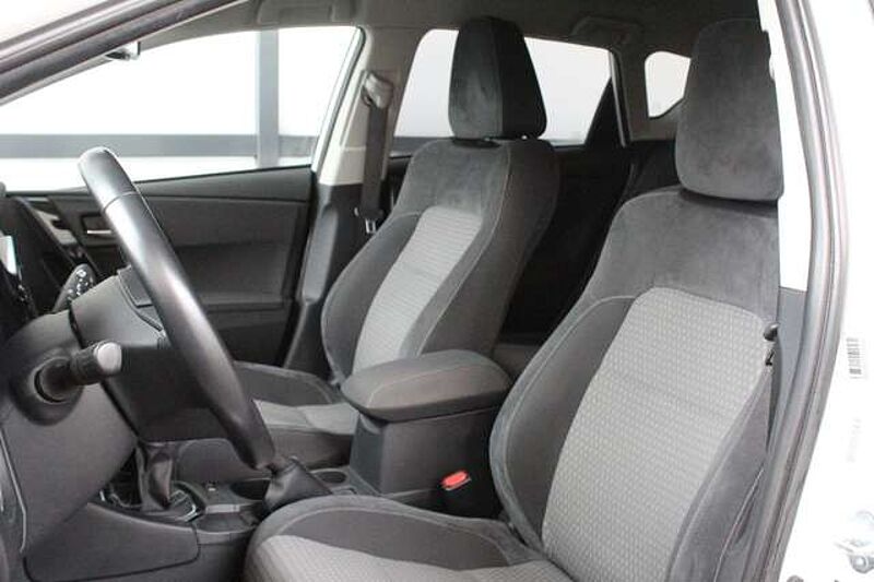 Toyota Auris 1,2 Turbo Team D, Navi