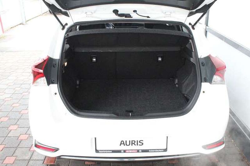 Toyota Auris 1,2 Turbo Team D, Navi