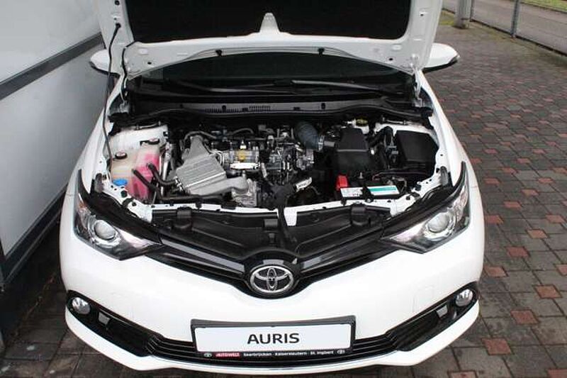 Toyota Auris 1,2 Turbo Team D, Navi
