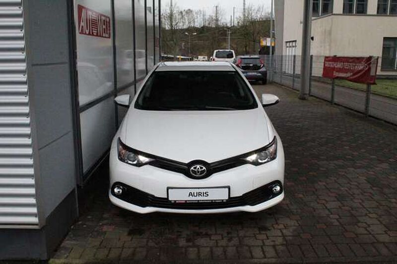 Toyota Auris 1,2 Turbo Team D, Navi