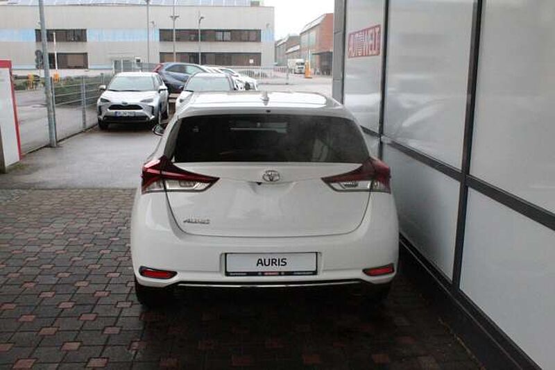 Toyota Auris 1,2 Turbo Team D, Navi