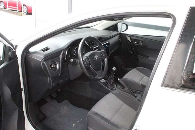 Toyota Auris 1,2 Turbo Team D, Navi